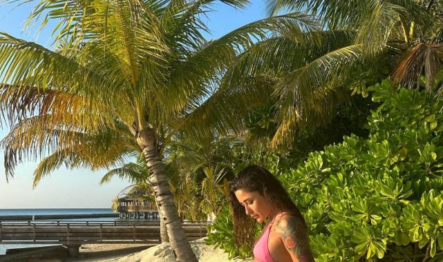 Ünlü şarkıcı Melek Mosso'nun Maldivler pozu olay oldu! Pembe bikinili karesine yorum yağdı
