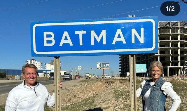 ABD Büyükelçisi Jeff Flake, Batman il tabelası önünde poz verdi