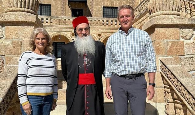 ABD Büyükelçisi Jeff Flake, Batman il tabelası önünde poz verdi