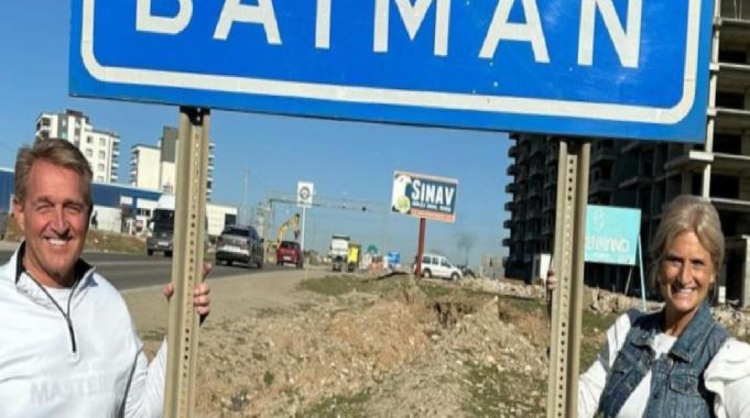 ABD Büyükelçisi Jeff Flake, Batman il tabelası önünde poz verdi