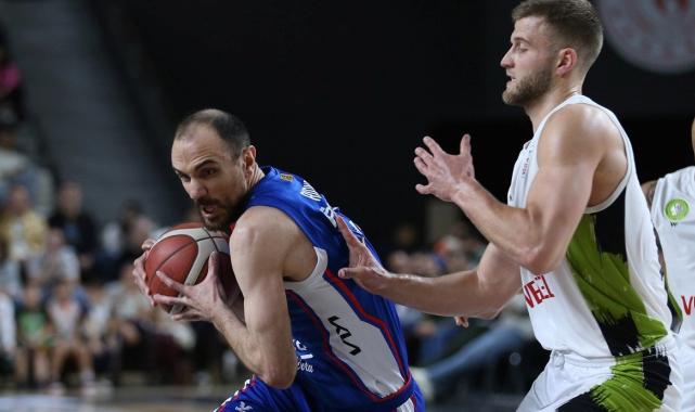 Anadolu Efes, Manisa Büyükşehir Belediyespor'u yendi