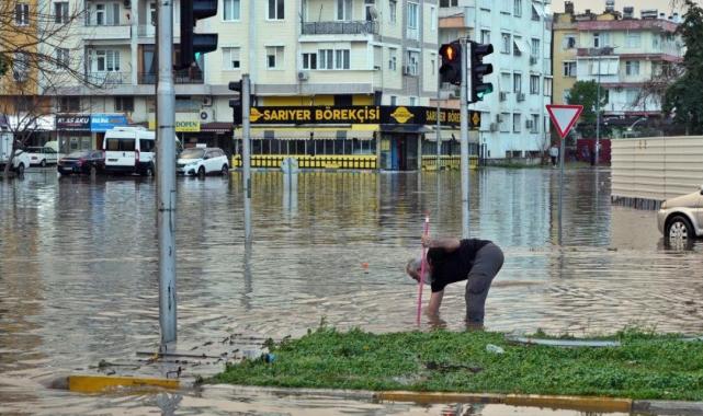 Antalya'da yağmur sonrası hortum çıktı! 3 yaralı