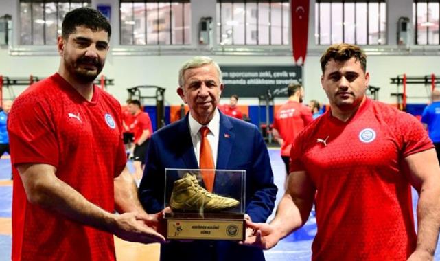 Başkan Yavaş, olimpiyatlara hazırlanan milli güreşçileri ziyaret etti