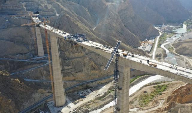 Bir dev hizmet daha tamamlandı! Yusufeli Viyadüğü'nde iki yaka kavuştu