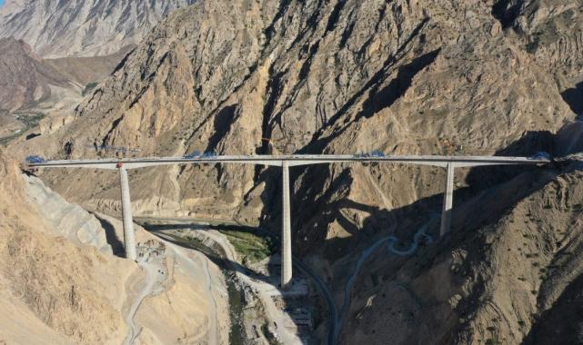 Bir dev hizmet daha tamamlandı! Yusufeli Viyadüğü'nde iki yaka kavuştu