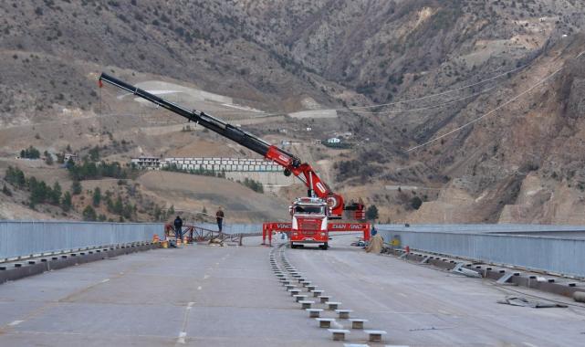 Bir dev hizmet daha tamamlandı! Yusufeli Viyadüğü'nde iki yaka kavuştu