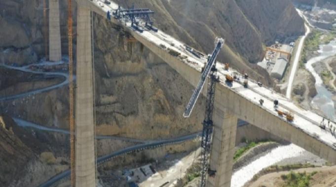 Bir dev hizmet daha tamamlandı! Yusufeli Viyadüğü'nde iki yaka kavuştu