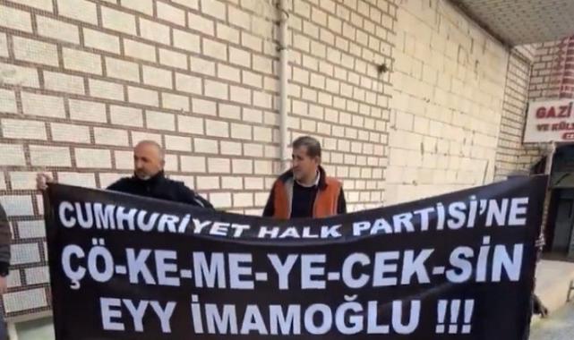 Cemevi önünde toplanan CHP'li grup Ekrem İmamoğlu'nu protesto etti