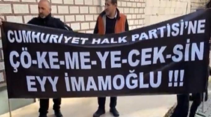 Cemevi önünde toplanan CHP'li grup Ekrem İmamoğlu'nu protesto etti