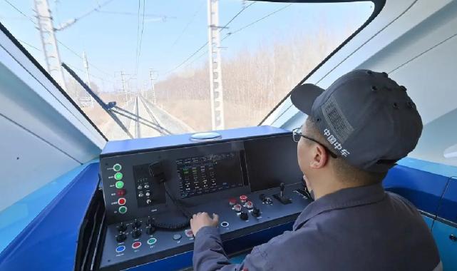 Çin, hidrojenle çalışan ilk yolcu trenini başarıyla test etti