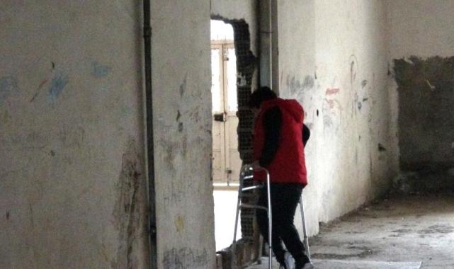 Diyarbakır'da apartman sakinleri, evlerine kaçak dükkan içinden giriyor