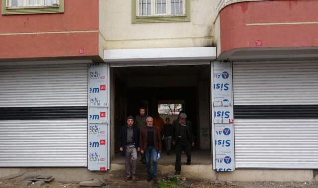 Diyarbakır'da apartman sakinleri, evlerine kaçak dükkan içinden giriyor