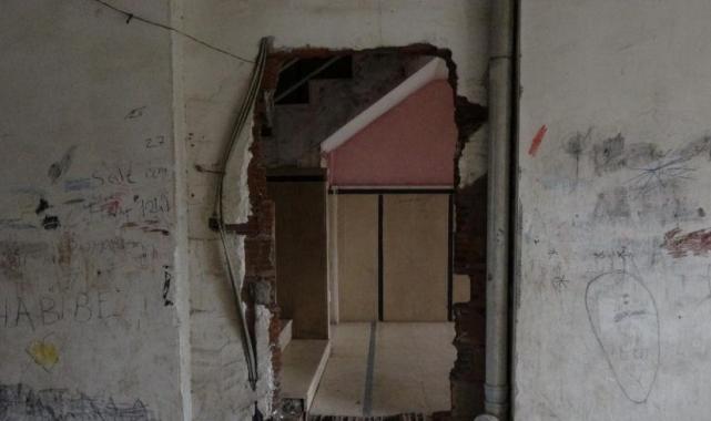 Diyarbakır'da apartman sakinleri, evlerine kaçak dükkan içinden giriyor