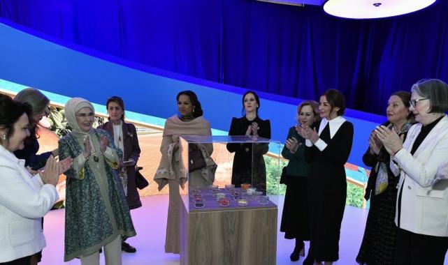 Emine Erdoğan lider eşleriyle sergi gezdi