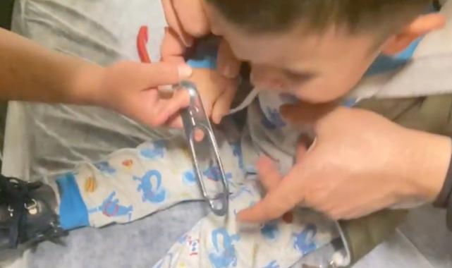 Erzincan'da parmağı meşrubat açacağına sıkışan çocuğu itfaiye kurtardı