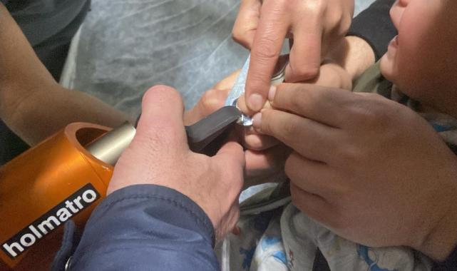 Erzincan'da parmağı meşrubat açacağına sıkışan çocuğu itfaiye kurtardı