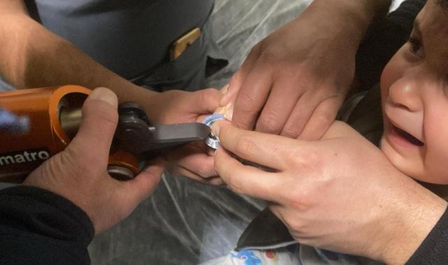 Erzincan'da parmağı meşrubat açacağına sıkışan çocuğu itfaiye kurtardı