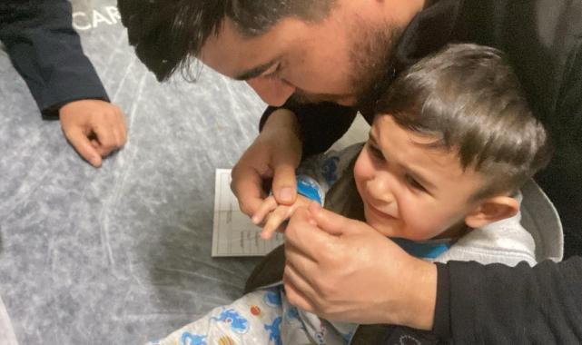 Erzincan'da parmağı meşrubat açacağına sıkışan çocuğu itfaiye kurtardı