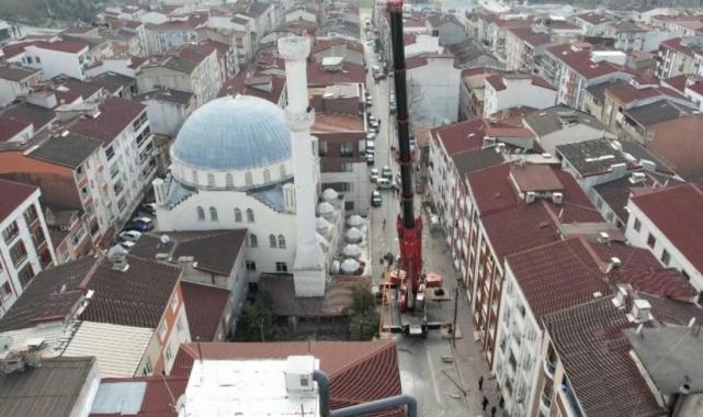 Esenyurt'ta onarım yapılan minarenin bir kısmı koparak binaya çarptı