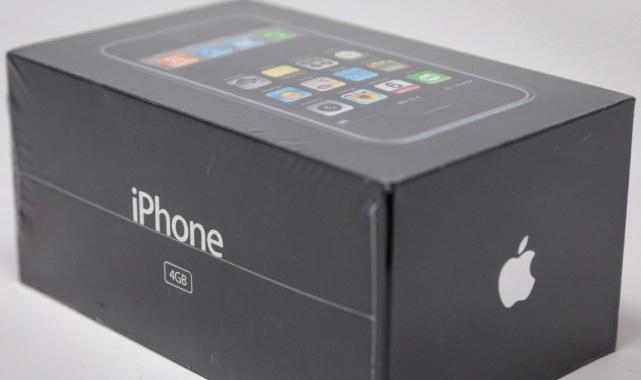 Eskilere ilgi büyük: Kutusu açılmamış ilk iPhone, 130 bin dolara satıldı