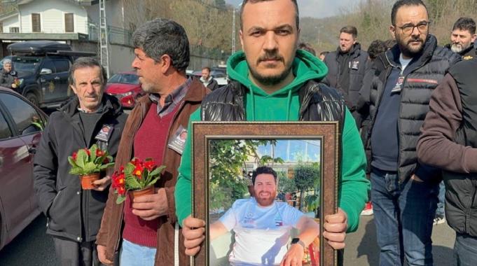 Eylem Tok&#039;a karşı Oğuz Murat Acı&#039;nın sevenleri &#039;Adalet Konvoyu&#039; düzenledi