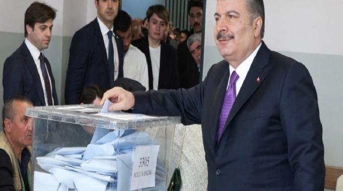 Fahrettin Koca sandık başında: Demokraside seçen seçilenden üstündür