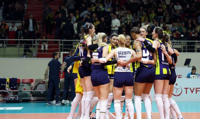 Fenerbahçe, Vakıfbank derbisini rahat kazandı