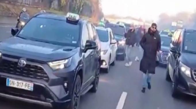 Fransız taksiciler, Paris yolunu trafiğe kapattı