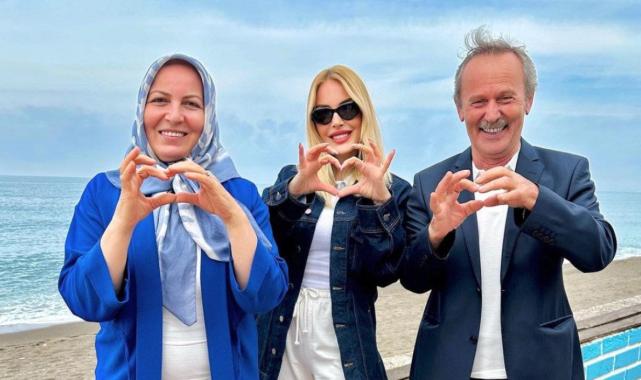 Hande Sarıoğlu anne ve babasıyla poz verdi: "Benim kankalarım"