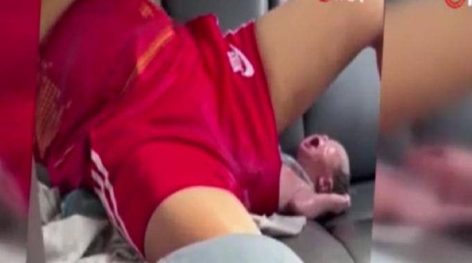 Hastaneye yetişemedi! Taylandlı hamile kadın aracın koltuğunda doğum yaptı