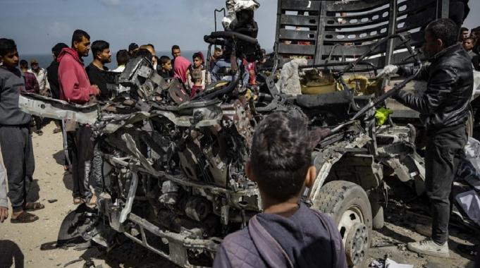 İsrail ordusu Gazze&#039;de insani yardım aracına saldırdı: 9 kişi hayatını kaybetti
