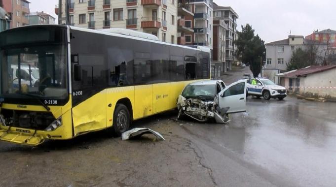 İstanbul Sultanbeyli'de İETT otobüsü ile otomobil çarpıştı: 6 yaralı
