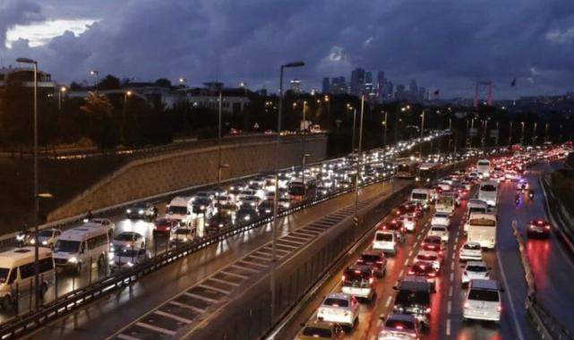 İstanbul'da her yağış sonrası aynı manzara! Trafik durma noktasına geldi