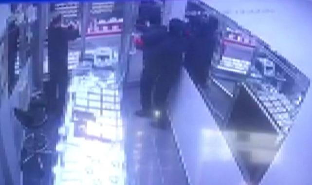 İstanbul'da kuyumcuya giren soyguncular arkalarına bakmadan kaçtı