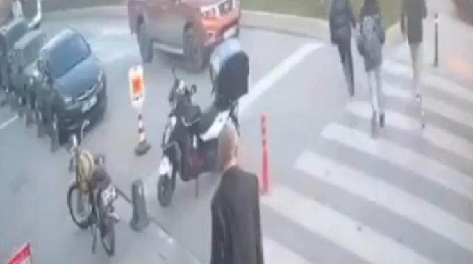 İstanbul'da motosiklet kazası kamerada