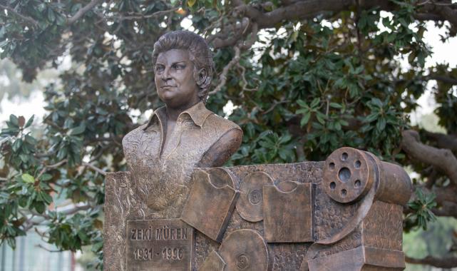 İzmir'de Zeki Müren’in anısını yaşatmak için Kültürpark’a heykeli dikildi