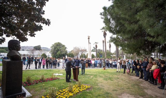 İzmir'de Zeki Müren’in anısını yaşatmak için Kültürpark’a heykeli dikildi