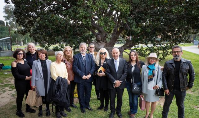 İzmir'de Zeki Müren’in anısını yaşatmak için Kültürpark’a heykeli dikildi