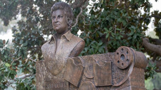 İzmir'de Zeki Müren’in anısını yaşatmak için Kültürpark’a heykeli dikildi