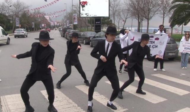 Kadıköy trafiğinde 'moonwalk' dansı: Strres topu dağıttılar