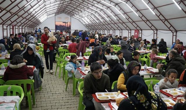 Kahramanmaraş merkezli depremlerin etkilediği illerde ilk iftar yapıldı