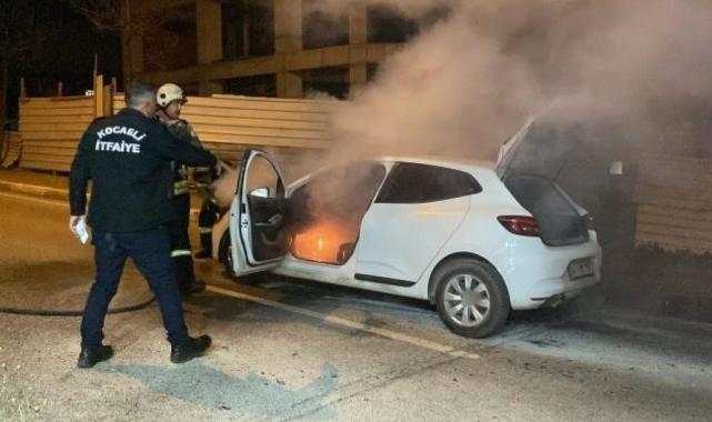 Kocaeli'de seyir halindeki otomobilin motoru alev alev yandı
