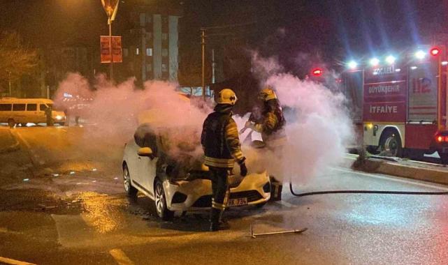 Kocaeli'de seyir halindeki otomobilin motoru alev alev yandı