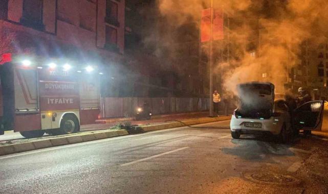Kocaeli'de seyir halindeki otomobilin motoru alev alev yandı