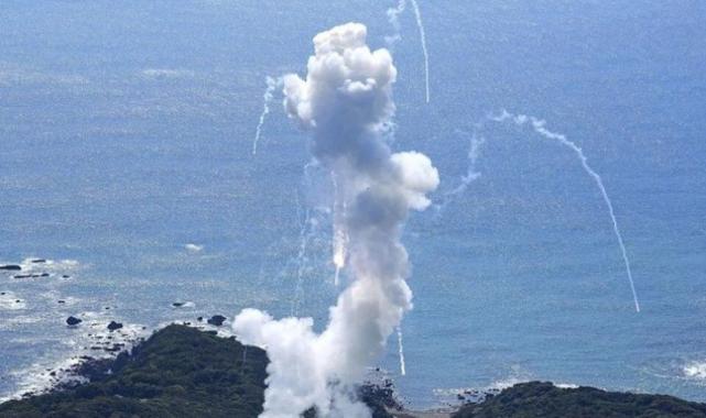 Kuzey Kore'yi izleyecek Japon uydusunu taşıyan roket, kalkışta patladı