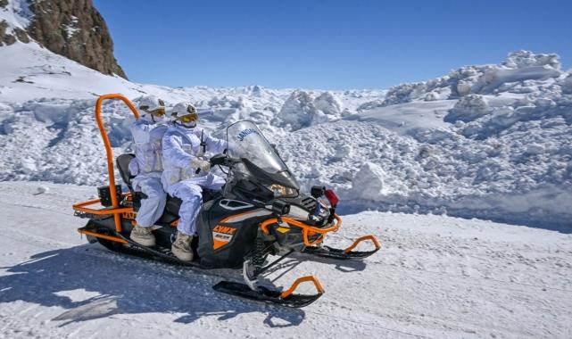 Mehmetçik kar-kış dinlemiyor! Türk askerinin terörle mücadelesinden kareler...