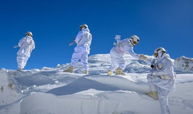 Mehmetçik kar-kış dinlemiyor! Türk askerinin terörle mücadelesinden kareler...