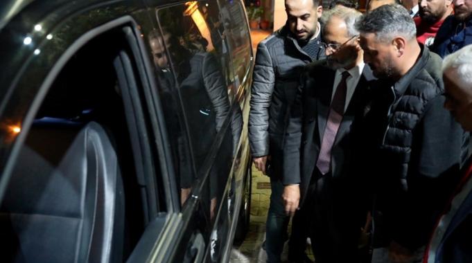 Mersin&#039;de belediye başkan adayının aracına silahlı saldırı