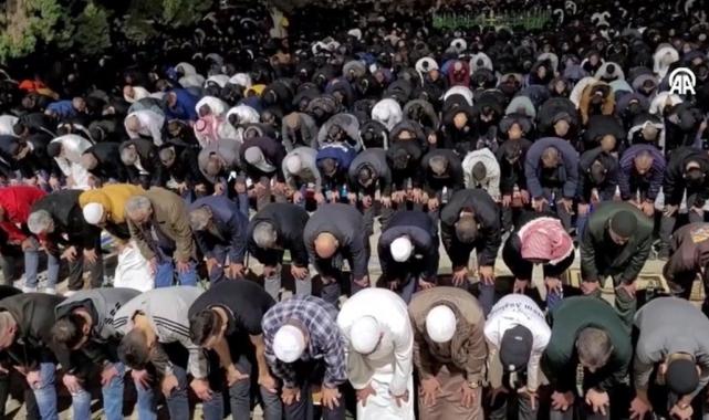Mescid-i Aksa'da 150 bin kişi teravih namazı için saf tuttu