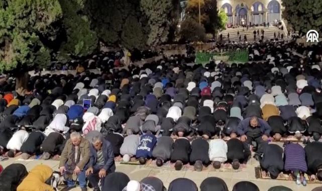 Mescid-i Aksa'da 150 bin kişi teravih namazı için saf tuttu